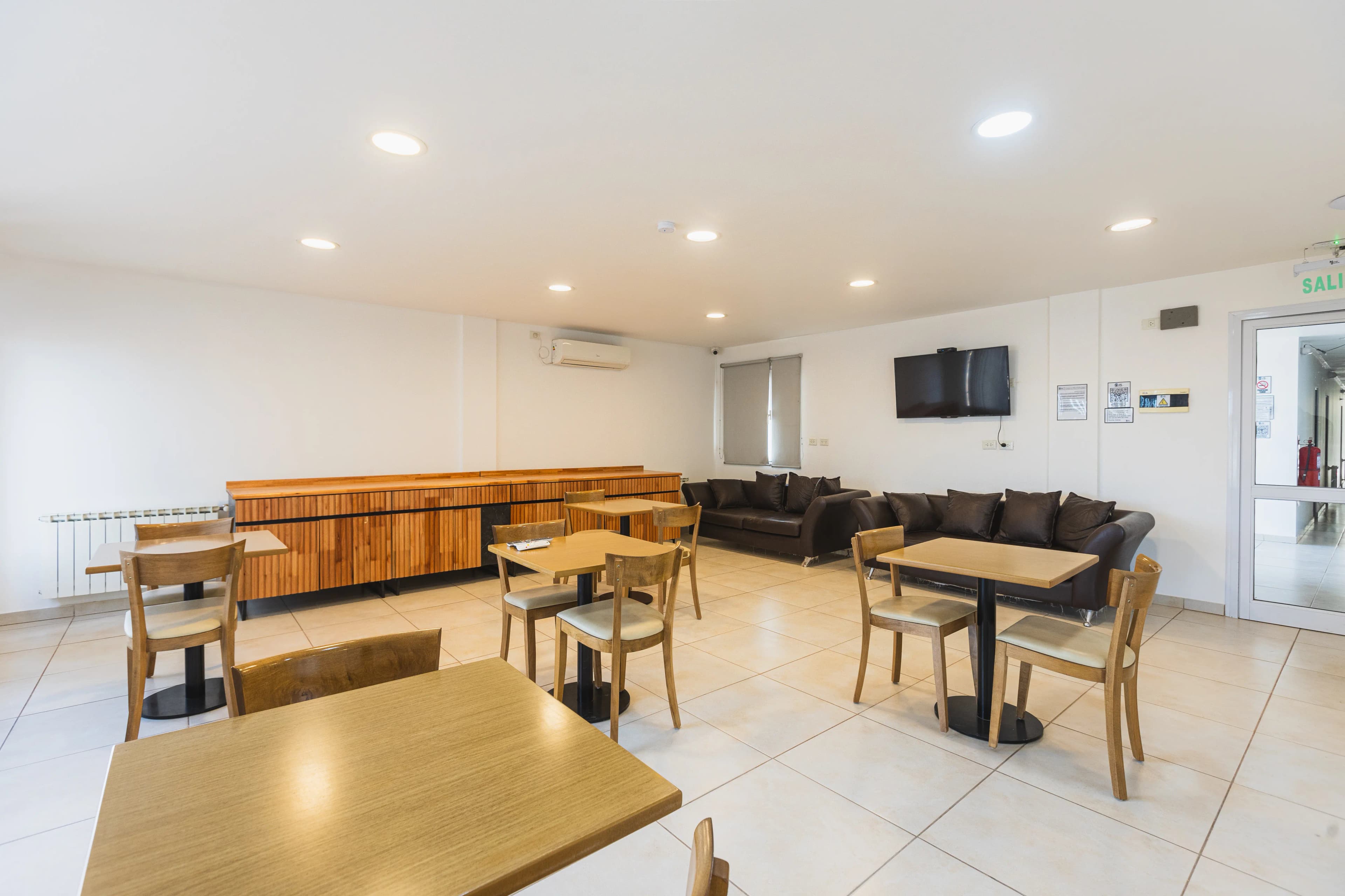 Espacio de coworking tranquilo, con luz natural.
