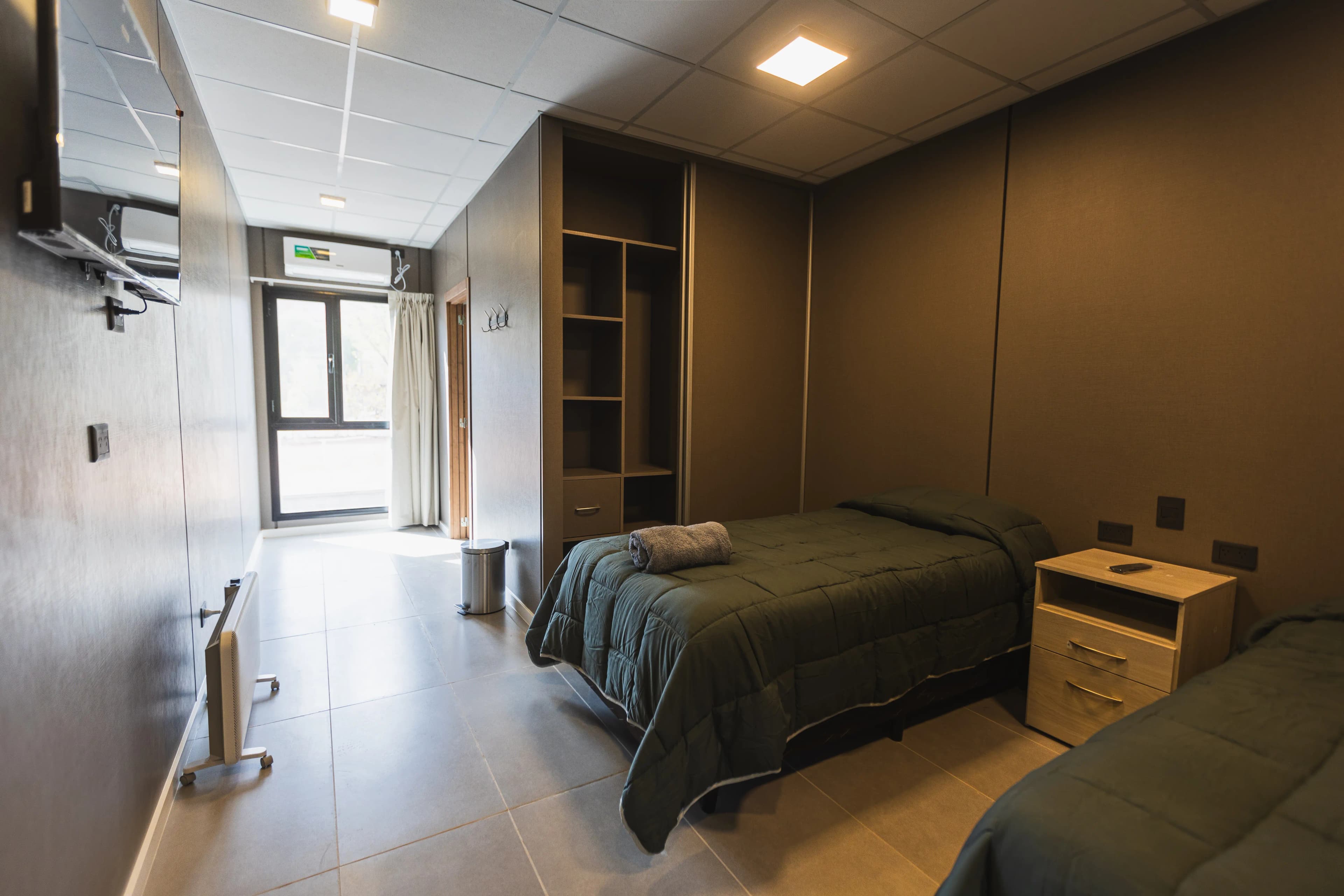 Habitación doble con dos camas y ventanal.